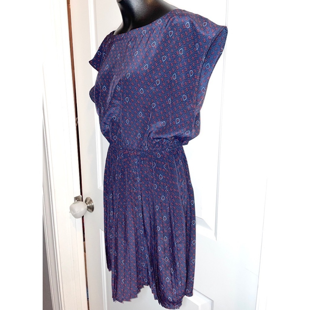 Forever 21 Navy blue short dress featuring a delicate all-over paisley print - Picture 4 of 5